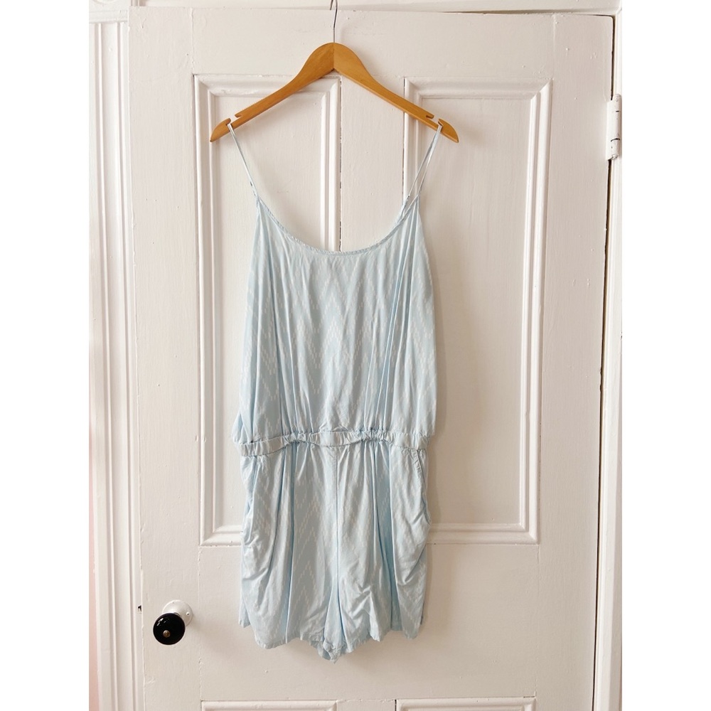 Gap XL blue and white romper in great condition. Super light, breezy fabric